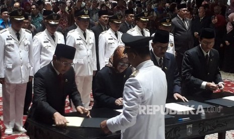 Gubernur DKI Jakarta Anies Baswedan melantik lima wali kota administrasi dan bupati Kepulauan Seribu serta beberapa pejabat eselon II di Balai Kota, Kamis (5/7).