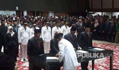 Gubernur DKI Jakarta Anies Baswedan melantik lima wali kota administrasi dan bupati Kepulauan Seribu serta beberapa pejabat eselon II di Balai Kota, Kamis (5/7).