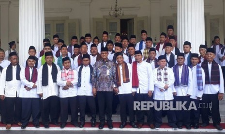 Gubernur DKI Jakarta Anies Baswedan melepas 147 marbot masjid se-DKI untuk berangkat umrah ke Mekkah di Balai Kota, Kamis (7/12).