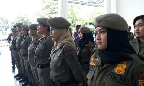 Gubernur DKI Jakarta Anies Baswedan melepas 30 anggota Satuan Polisi Pamong Praja (Satpol PP) perempuan di Balai Kota, Kamis (29/3). Mereka ditugaskan untuk memastikan penutupan PT Grand Ancol Hotel selaku pengelola Alexis.