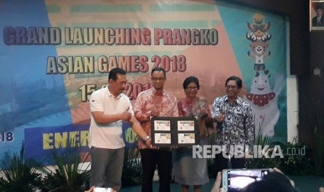 Gubernur DKI Jakarta Anies Baswedan meluncurkan prangko Asian Games 2018 di Gedung Pos Ibu Kota, Jakarta Pusat, Kamis (15/2).