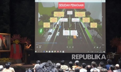 Gubernur DKI Jakarta Anies Baswedan memaparkan konsep baru penataan jalan dan trotoar Sudirman-Thamrin di Balai Kota, Selasa (6/3).