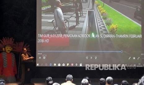 Gubernur DKI Jakarta Anies Baswedan memaparkan konsep baru penataan jalan dan trotoar Sudirman-Thamrin di Balai Kota, Selasa (6/3).