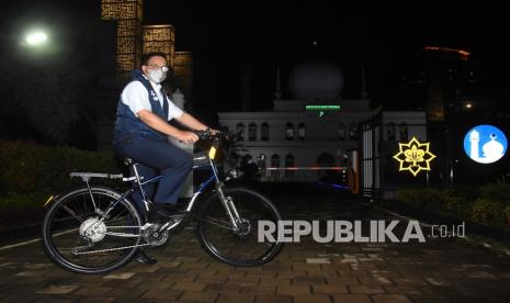 Gubernur DKI Jakarta Anies Rasyid Baswedan memasuki Masjid Al-Azhar untuk beribadah disela bersepeda usai pulang kantor di Jalan Sisingamangaraja, Jakarta, Rabu (2/6/2021). 