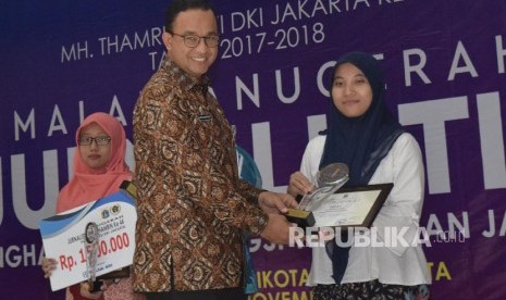 Gubernur DKI Jakarta Anies Baswedan memberikan hadiah juara 1 kategori Rubrik Artikel Umum kepada Reporter Republika Inas Widyanuratikah dalam lomba jurnalistik MH Thamrin di Balai Kota, Jakarta, Kamis (22/11) malam.