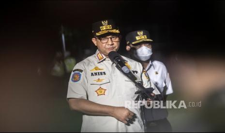 Gubernur DKI Jakarta Anies Baswedan memberikan keterangan kepada media usai mengikuti apel bersama Penegakan Pendisiplinan PPKM Berskala Micro TA 2021 di Jakarta, Ahad (13/6/2021). Gubernur DKI Jakarta Anies Baswedan mengatakan, apel kesiapan tersebut dilakukan terkait dengan adanya penambahan kasus COVID-19 di Jakarta yang tinggi dalam satu pekan terakhir yaitu dari 11.500 pada 6 Juni lalu menjadi 17.400 per Minggu (13/6/2021).