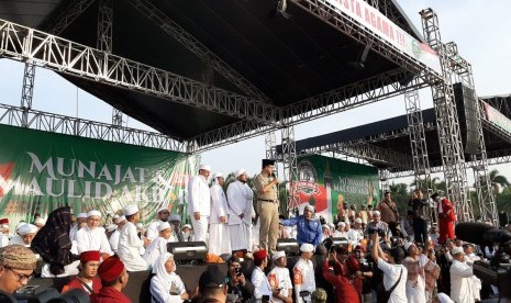 Gubernur DKI Jakarta Anies Baswedan memberikan sambutan di hadapan peserta Reuni 212 di Monas, Jakarta, Senin (2/12).