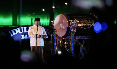 Gubernur DKI Jakarta Anies Baswedan memberikan sambutan pada acara Festival Tabuh Bedug Malam Takbiran di Jakarta International Stadium (JIS), Jakarta, Ahad (1/5/2022). Festival tersebut untuk memeriahkan malam takbiran.