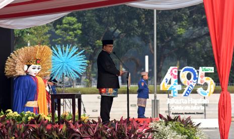 Gubernur DKI Jakarta Anies Baswedan memberikan sambutan saat memimpin upacara HUT ke-495 Kota Jakarta di kawasan Monas, Jakarta, Rabu (22/6/2022). Upacara HUT ke-495 Kota Jakarta yang diikuti 1.000 peserta dari berbagai unsur masyarakat dan perangkat kerja Pemprov DKI Jakarta tersebut mengangkat tema Jakarta Hajatan dengan mengusung slogan Celebrate Jakarta: Kolaborasi, Akselerasi, dan Elevasi.