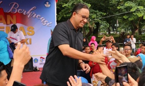 Gubernur DKI Jakarta Anies Baswedan membuka gerak jalan guru pendidikan anak usia dini (PAUD) bertajuk Gerak Jalan Pahlawan Emas di Monas Jakarta, Ahad (19/11).