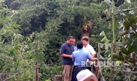 Gubernur DKI Jakarta Anies Baswedan memeriksa langsung kondisi jembatan gantung di kawasan Srengseng Sawah, Jakarta Selatan, Ahad (21/1) sore. Kondisi jembatan gantung tersebut sangat rawan dan mengkhawatirkan untuk dilewati.