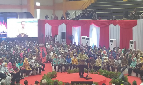 Gubernur DKI Jakarta Anies Baswedan mendampingi Presiden Joko Widodo membagikan sertifikat tanah 16 kelurahan Jakarta Selatan di Gelanggang Remaja Pasar Minggu, Jakarta Selatan, Jumat (22/2). 