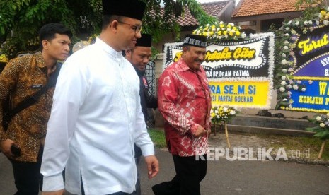 Gubernur DKI Jakarta Anies Baswedan mendatangi rumah duka AM Fatwa di Jalan Condet Pejaten, Jakarta Selatan, Kamis (14/12) 