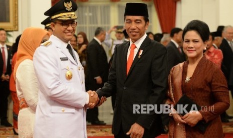 Gubernur DKI Jakarta Anies Baswedan menerima ucapan selamat dari Presiden Joko Widodo usai Upacara Pelantikan Gubernur DKI Jakarta di Istana Negara, Jakarta, Senin (16/10).