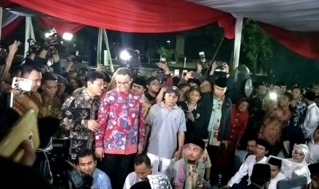 Gubernur DKI Jakarta Anies Baswedan menghadiri acara nikah massal di park and ride Jalan MH Thamrin, Jakarta Pusat, Ahad (31/12)