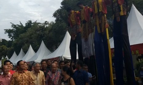 Gubernur DKI Jakarta Anies Baswedan menghadiri Festival Pecinan 2019 sebagai acara perayaan Cap Go Meh di kawasan Glodok, Jakarta Barat, Selasa (19/2).