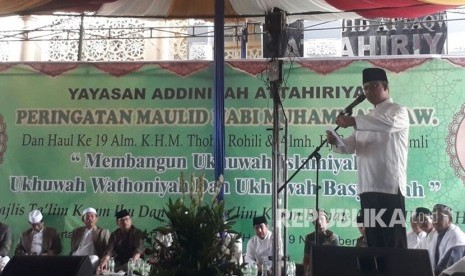 Gubernur DKI Jakarta Anies Baswedan menghadiri peringatan maulid Nabi Muhammad SAW di Masjid At-Taqwa At-Tahiriyah, Tebet, Jakarta Selatan, Ahad (19/11).