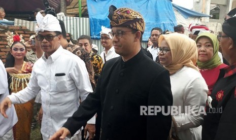 Gubernur DKI Jakarta Anies Baswedan menghadiri upacara melasti di tengah ribuan umat Hindu di Pura Segara, Cilincing, Jakarta Utara, Ahad (11/3).