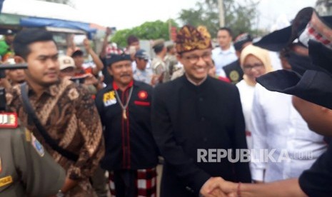 Gubernur DKI Jakarta Anies Baswedan menghadiri upacara melasti di tengah ribuan umat Hindu di Pura Segara, Cilincing, Jakarta Utara, Ahad (11/3).