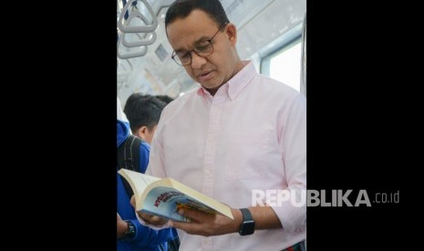 Gubernur DKI Jakarta Anies Baswedan mengikuti acara peresmian peluncuran Ruang Baca Jakarta di kawasan halte MRT Bundaran HI menuju Halte MRT Lebak Bulus, Ahad (8/9/2019).