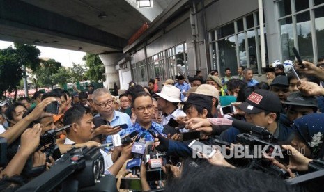 Gubernur DKI Jakarta, Anies Baswedan mengunjungi Jalan Jati Baru, Tanah Abang, yang mulai ditutup. Jumat (22/12).