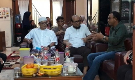 Gubernur DKI Jakarta Anies Baswedan mengunjungi penyidik KPK Novel Baswedan, di kediamannya di daerah Kelapa Gading, Jakarta Utara, Ahad (25/2)