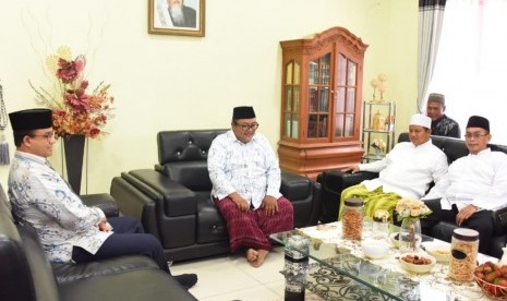 Emil Nilai Wajar Wagub Jabar Sambut Anies di Tasikmalaya. Foto: Gubernur DKI Jakarta Anies Baswedan mengunjungi Pesantren Cipasung dan Miftahul Huda Manonjaya, Tasikmalaya. 