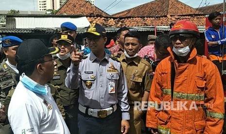 Gubernur DKI Jakarta Anies Baswedan meninjau kebakaran di Museum Bahari, Penjaringan, Jakarta Utara, Selasa (16/1).