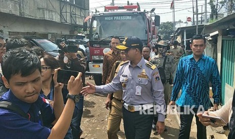 Gubernur DKI Jakarta Anies Baswedan meninjau kebakaran di Museum Bahari, Penjaringan, Jakarta Utara, Selasa (16/1).