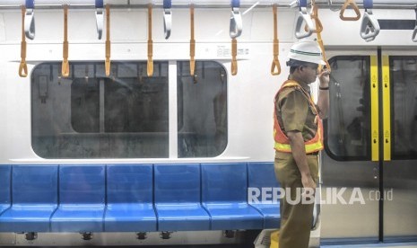 Gubernur DKI Jakarta Anies Baswedan meninjau kereta Mass Rapid Transit (MRT) Jakarta rute Bundaran HI-Lebak Bulus di Stasiun Bundaran HI, Jakarta. (Ilustrasi)