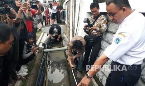 Gubernur DKI Jakarta Anies Baswedan meninjau lokasi banjir yang terjadi pada Senin (11/12) lalu di Jalan Rasuna Said, Kuningan, Jakarta Selatan, Rabu (13/12).