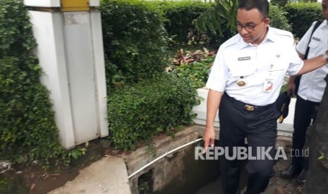 Gubernur DKI Jakarta Anies Baswedan meninjau lokasi banjir yang terjadi pada Senin (11/12) lalu di Jalan Rasuna Said, Kuningan, Jakarta Selatan, Rabu (13/12).