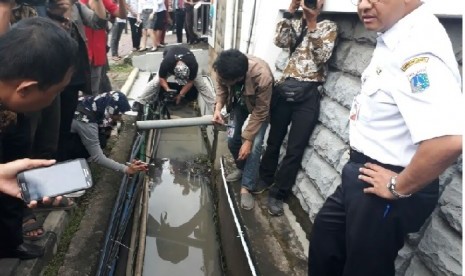 Gubernur DKI Jakarta Anies Baswedan meninjau lokasi banjir yang terjadi pada Senin (11/12) lalu di Jalan Rasuna Said, Kuningan, Jakarta Selatan, Rabu (13/12).