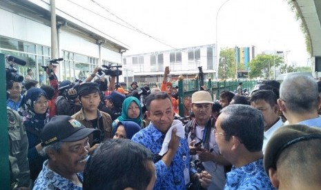 Gubernur DKI Jakarta Anies Baswedan meninjau pelaksanaan penataan kawasan Tanah Abang