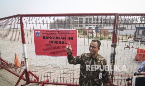 Gubernur DKI Jakarta Anies Baswedan meninjau penyegelan di Pulau D reklamasi Teluk Jakarta, Jakarta, Kamis (7/6).