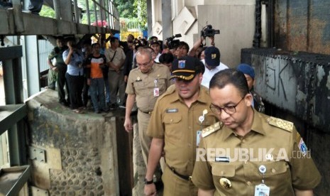 Gubernur DKI Jakarta, Anies Baswedan meninjau Pintu Air Manggarai, Menteng, Jakarta Pusat, Senin (5/2). 