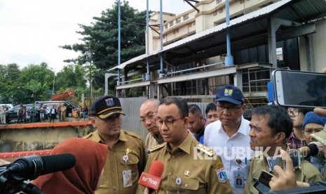 Gubernur DKI Jakarta, Anies Baswedan meninjau Pintu Air Manggarai, Menteng, Jakarta Pusat, Senin (5/2). 