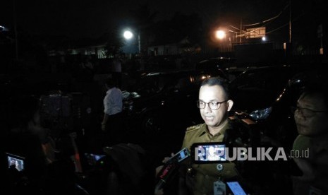 Gubernur DKI Jakarta, Anies Baswedan meninjau Pintu Air Manggarai untuk kali kedua, malam hari, Senin (5/2).