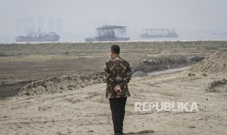 Gubernur DKI Jakarta Anies Baswedan meninjau salah satu kawasan di pulau reklamasi Teluk Jakarta, Jakarta, Kamis (7/6).