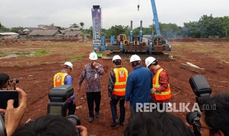 Gubernur DKI Jakarta Anies Baswedan menjadi peletak batu pertama (ground breaking) pembangunan rumah susun Klapa Village di Pondok Kelapa, Duren Sawit, Jakarta Timur, Kamis (18/1).