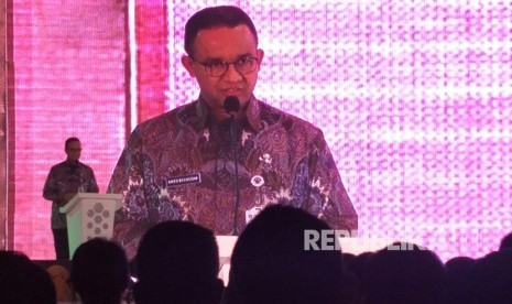 Gubernur DKI Jakarta Anies Baswedan saat peletakan batu pertama pembangunan rumah susun Klapa Village di Pondok Kelapa, Duren Sawit, Jakarta Timur, Kamis (18/1). Ini merupakan program rumah susun dengan DP nol rupiah.