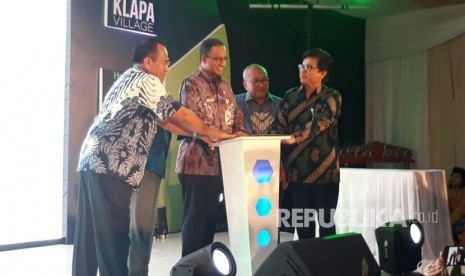 Gubernur DKI Jakarta Anies Baswedan menjadi peletak batu pertama (ground breaking) pembangunan rumah susun Klapa Village di Pondok Kelapa, Duren Sawit, Jakarta Timur, Kamis (18/1).