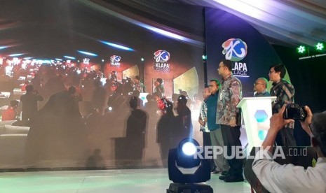 Gubernur DKI Jakarta Anies Baswedan menjadi peletak batu pertama (ground breaking) pembangunan rumah susun Klapa Village di Pondok Kelapa, Duren Sawit, Jakarta Timur, Kamis (18/1).