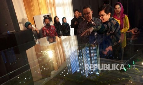 Gubernur DKI Jakarta Anies Baswedan menjadi peletak batu pertama (ground breaking) pembangunan rumah susun Klapa Village di Pondok Kelapa, Duren Sawit, Jakarta Timur, Kamis (18/1).