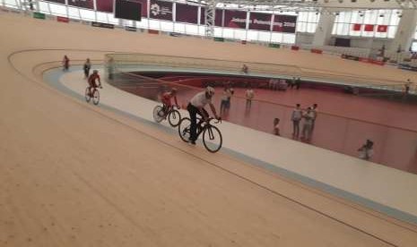 Gubernur DKI Jakarta Anies Baswedan menjajal lintasan Jakarta International Velodrome saat melakukan persemian velodrome yang akan digunakan lokasi pertandingan Asian Games 2018, Rabu (15/8)