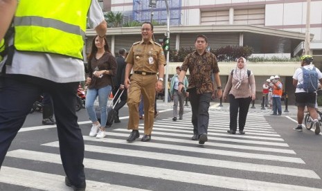 Gubernur DKI Jakarta Anies Baswedan menjajal Pelican Crossing di Jalan Thamrin kawasan Bunderan HI, Selasa (31/7).