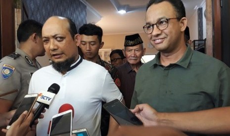 Gubernur DKI Jakarta Anies Baswedan menjenguk Novel Baswedan di kediaman penyidik KPK itu di Kelapa Gading, Jakut, Ahad (25/2)