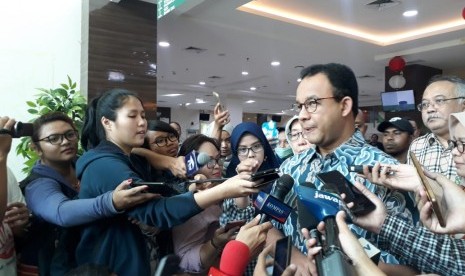 Gubernur DKI Jakarta Anies Baswedan menjenguk pasien demam berdarah dengue (DBD) di RSUD Pasar Minggu, Jakarta Selatan, Ahad (3/2).