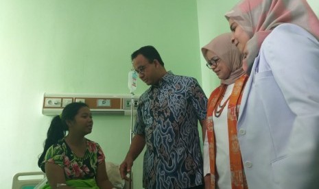 Gubernur DKI Jakarta Anies Baswedan menjenguk pasien demam berdarah dengue (DBD) di RSUD Pasar Minggu, Jakarta Selatan, Ahad (3/2).