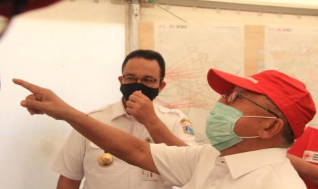 Gubernur DKI Jakarta Anies Baswedan (kiri).